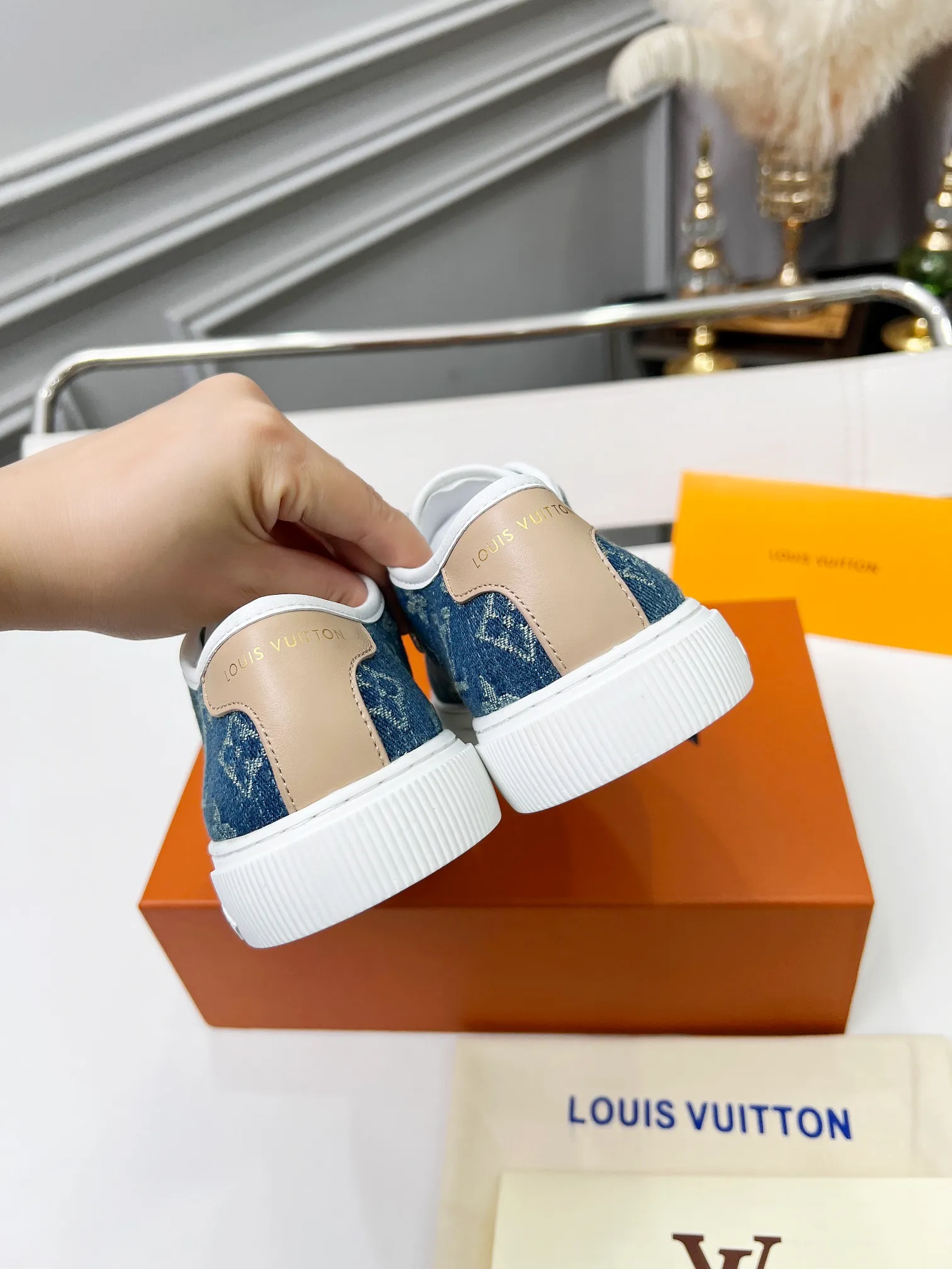 👟👟Ex-factory price 440👟👟 New arrival🆕 The hottest early spring model is coming. LV Lagoon sneakers are made of Monogram denim, injecting a retro flavor into the classic design. Leather trimmings pop out with the Louis Vuitton logo, while stenciled eyelets, trim and laces add to the refined details, and a rubber outsole embellished with Monogram flowers completes the look. Code number: 35~41, multiple colors available! Oil edges + TPU outsole + drawer box packaging